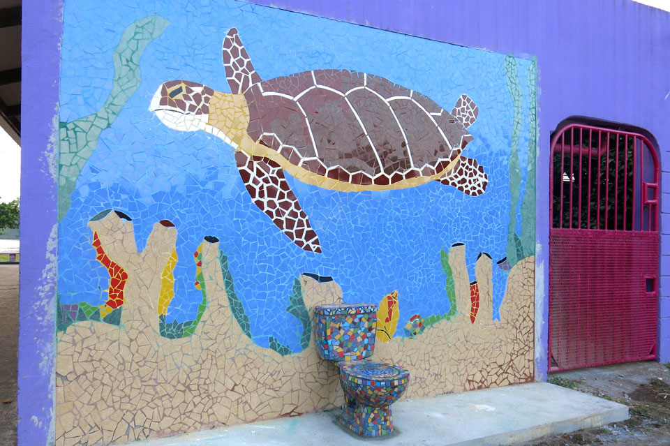 Un mosaico nel centro del villaggio di Tortuguero. Foto Nicoletta Pennati