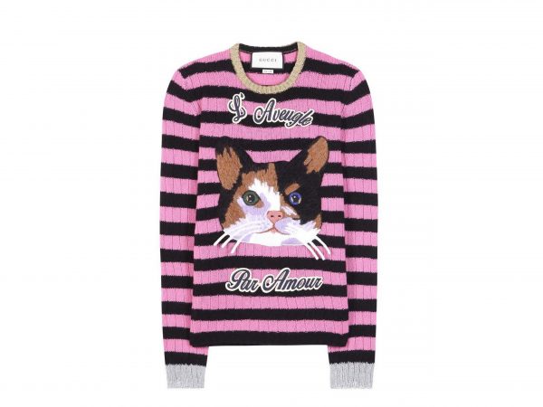 Per affrontare il freddo con dolcezza non c’è niente di meglio che il coloratissimo maglione kitty in cashmere e lana merino di Gucci.