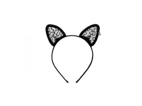 Idea last-minute per il costume di Halloween: little black dress e cerchietto con le orecchie di Maison Michel, per trasformarsi subito in moderne Cat Woman.