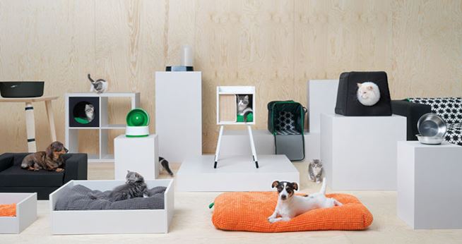 Cani e gatti adagiati in cucce e su cuscini nella linea Lurvig di Ikea