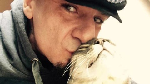 J-Ax, addio al gatto su Facebook: «Mi hai salvato la vita» – Il Mattino