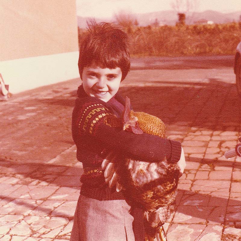 Barbara Sandri e il gallo del pollaio della casa dei nonni di Pistoia (1980 circa)