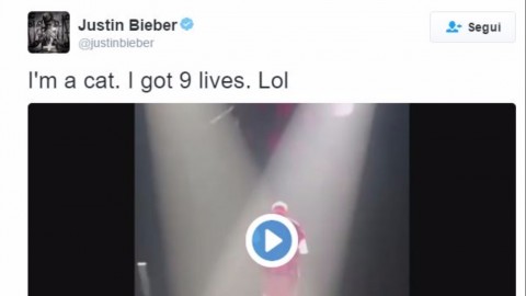 Justin Bieber cade dal palco, ma “ha 9 vite come i gatti” – TGCOM