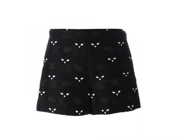 Per chi non rinuncia agli shorts nemmeno d’inverno, Giamba propone una fantasia miciosa.