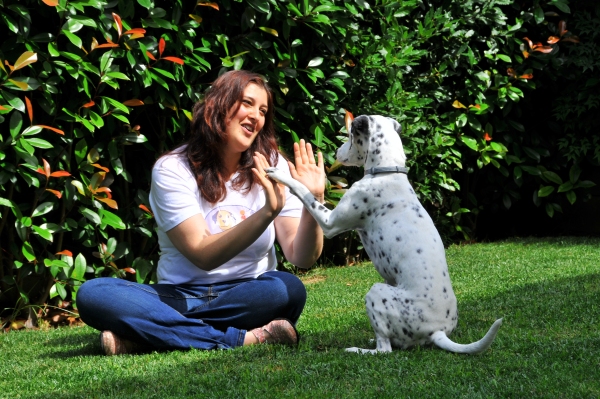 istruttrice con cane da assistenza disabili