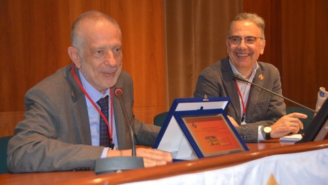 A Maurizio. &quot;Uno scoglio non pu&ograve; arginare il mare&quot;