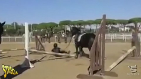 Cavallo frustato durante una lezione di salto a ostacoli. Li denunceremo!