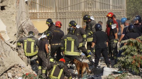Crollo palazzina a Torre Annunziata, i cani di Protezione Civile e Vvf … – Il Sole 24 Ore