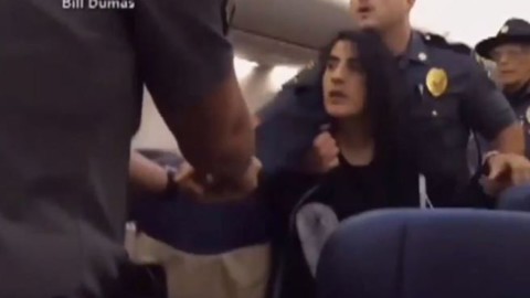 Usa, la polizia caccia a forza da un volo una donna allergica ai cani – Corriere della Sera