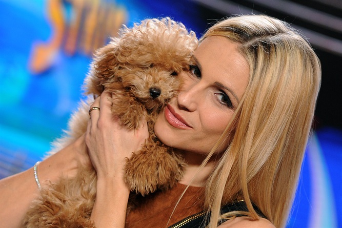 Michelle Hunziker a Striscia la notizia con Lilly e Leone
