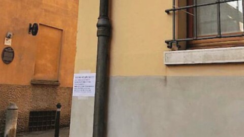 Pipì dei cani sui muri delle case: cartelli di protesta in via Verzaglia – Corriere Romagna