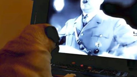 Insegna il saluto nazista al cane, condannato per crimine d'odio – Corriere della Sera