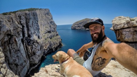 Il giro della Sardegna con un labrador e una macchina fotografica – La Nuova Sardegna