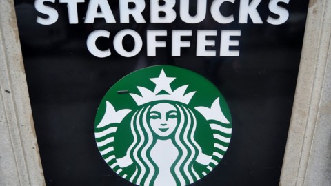 Starbucks nega l'entrata al cane ei social insorgono – il Giornale